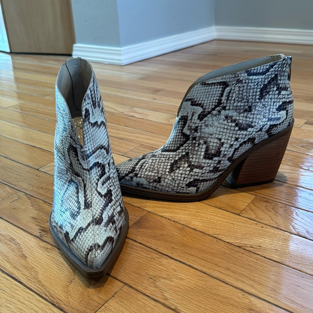 Vince Camuto size 9 bootie